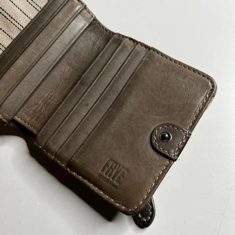 Frye Logan Small Bifold Wallet Brown Leather Zip Coin Pocket Window Distressed